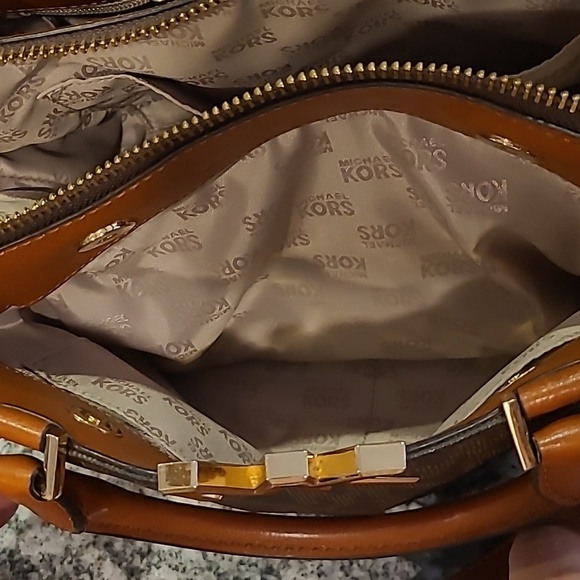 Michael Kors Authentic Florence Bag & matching Wallet (like new) - Picture 10 of 15